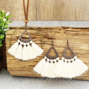 Adorable 3 piece necklace and earrings set.